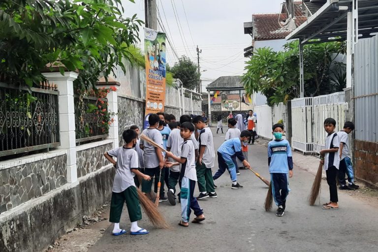 Read more about the article Memupuk Kepedulian Siswa Terhadap Kesadaran Pilah Sampah dengan Program Jum’at Bersih SDIT Luqman Al Hakim Timoho Yogyakarta