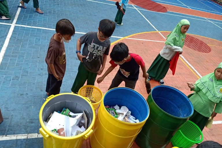 Read more about the article Program Jum’at Bersih Sebagai Penguatan Pendidikan Karakter Siswa
