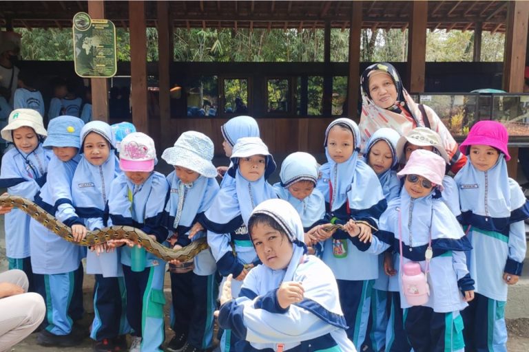 Read more about the article Asiknya Pengalaman Kunjungan Edukatif Ke Mini Zoo Bersama Siswa Kelas 1