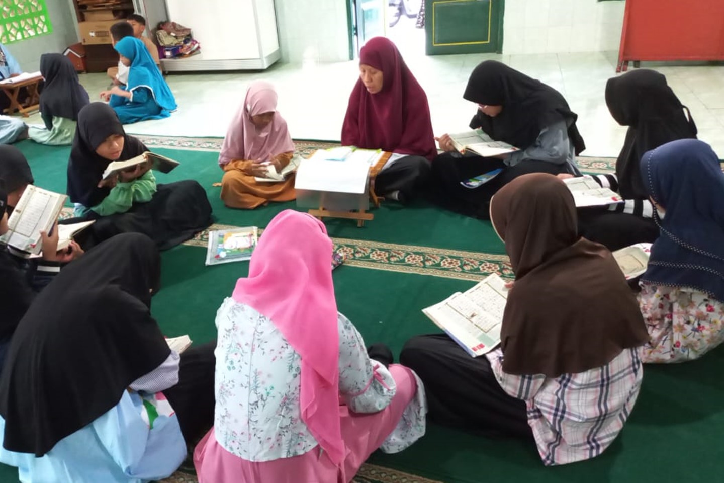 You are currently viewing Ekstrakurikuler Pesantren Tahfidz Adakan Malam Bina Iman dan Taqwa (MABIT)