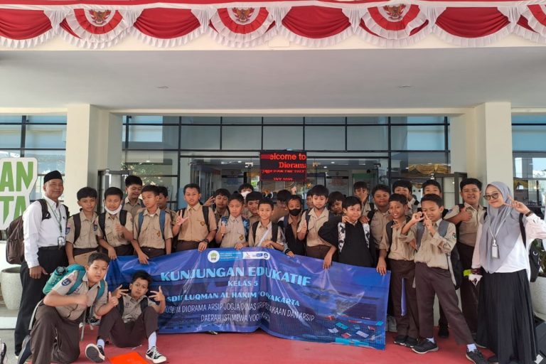 Read more about the article Belajar Bersama Siswa Kelas 5 DiMuseum Diorama Arsip Yogyakarta dan Perpustakaan Grhatama Pustaka