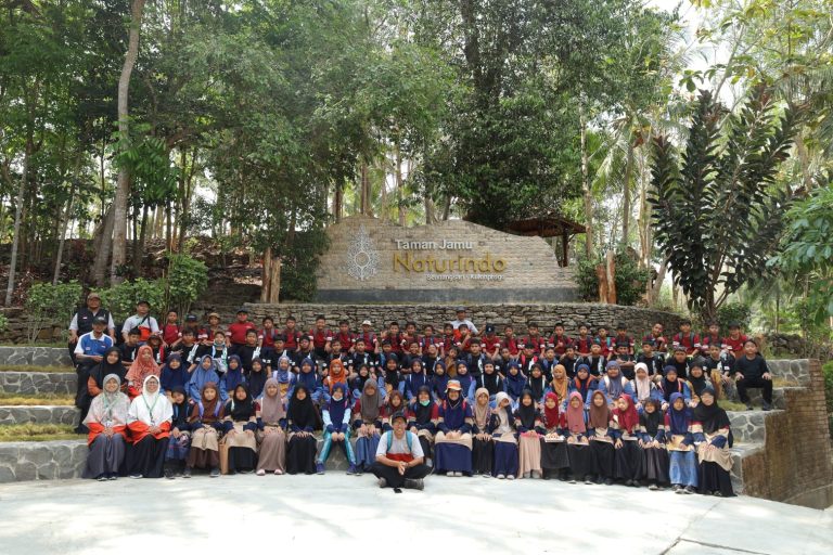 Read more about the article Belajar Tentang Tanaman Herbal Di Taman Jamu Naturindo Kulonprogo