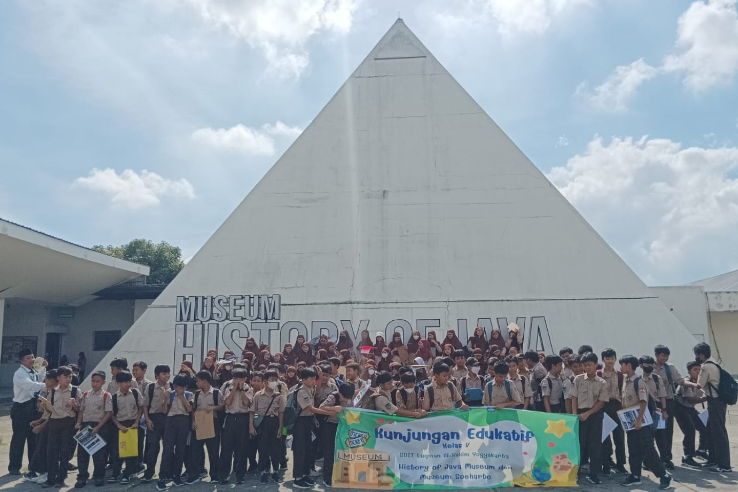 You are currently viewing Kunjungan Edukatif: Siswa Esluha Menjelajahi Sejarah Indonesia