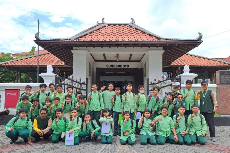 Read more about the article BELAJAR DARI MASA LALU: MUSEUM TOUR DALAM KEGIATAN KUNJUNGAN EDUKATIF BERSAMA SISWA KELAS VI