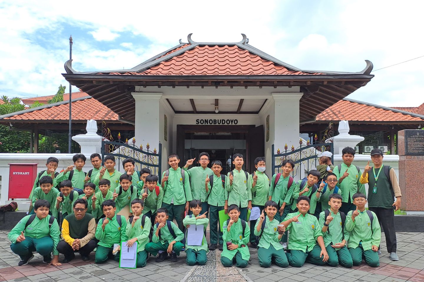 You are currently viewing BELAJAR DARI MASA LALU: MUSEUM TOUR DALAM KEGIATAN KUNJUNGAN EDUKATIF BERSAMA SISWA KELAS VI