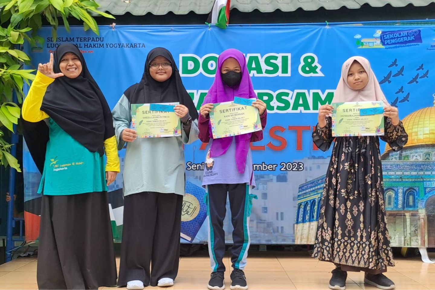 You are currently viewing APRESIASI PENYERAHAN HADIAH LOMBA PERINGATAN HARI GURU NASIONAL (HGN) 2023 DI SDIT LUQMAN AL HAKIM YOGYAKARTA