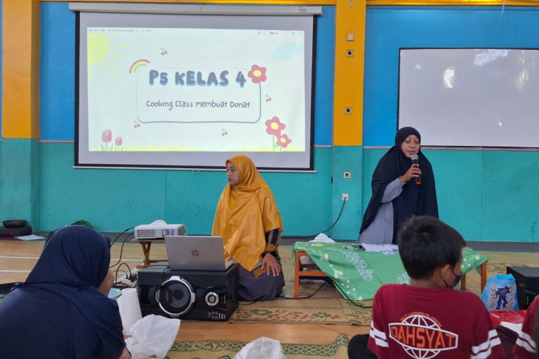 Read more about the article ASIKNYA COOKING CLASS MEMBUAT DONAT DALAM KEGIATAN UNDANG TOKOH SISWA KELAS IV