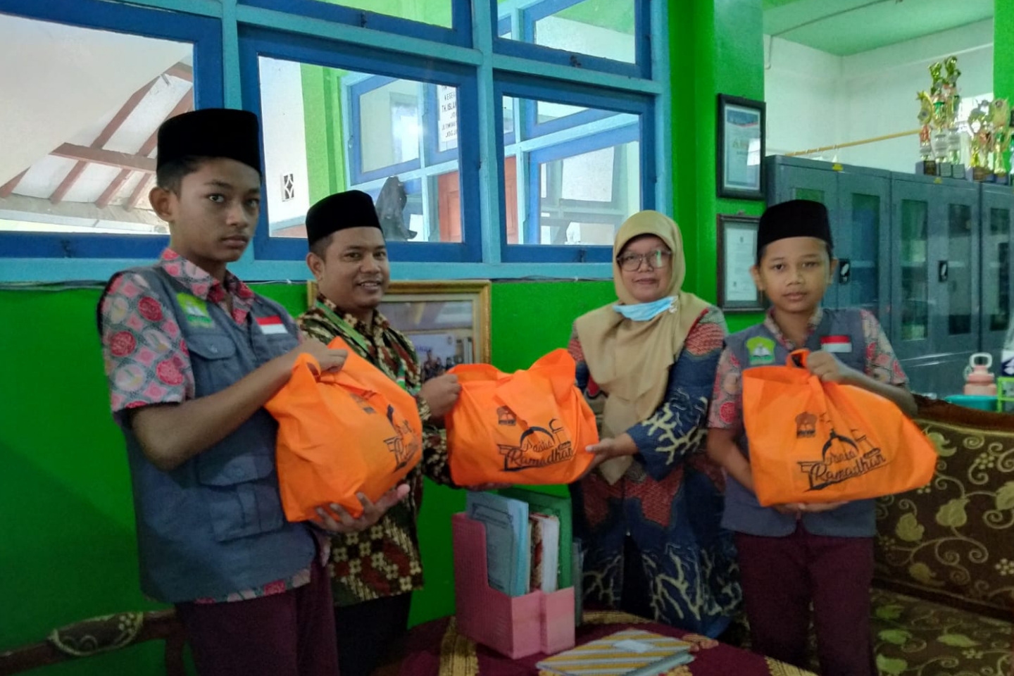 You are currently viewing BAKTI SOSIAL ESLUHA RAMADHAN 1445 H: SDIT LUQMAN AL HAKIM BERSAMA WALI SISWA SALURKAN 830 PAKET SEMBAKO