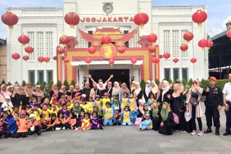 Read more about the article KESERUAN SISWA KELAS 1 SDIT LUQMAN AL HAKIM IKUTI KUNJUNGAN EDUKATIF TOUR DE YIA (YOGYAKARTA INTERNATIONAL AIRPORT)
