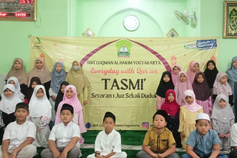 Read more about the article SDIT LUQMAN AL HAKIM GELAR PARADE TASMI’ #7 YANG DIIKUTI 58 SISWA SEBELUM AKHIRI SEMESTER II TAHUN AJARAN 2023/2024