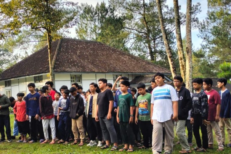 Read more about the article KEMAH AKHIR TAHUN KELAS 6 SDIT LUQMAN AL HAKIM YOGYAKARTA
