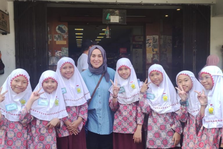 Read more about the article KESERUAN SISWA KELAS 4 OUTING CLASS BELAJAR DENGAN WISATAWAN MANCANEGARA DI KAWASAN MALIOBORO