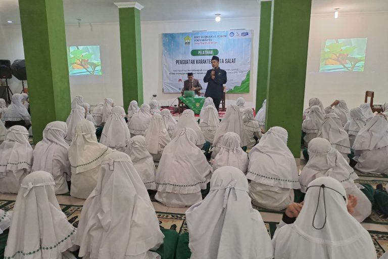 Read more about the article SDIT LUQMAN AL HAKIM GELAR PELATIHAN PENGUATAN KARAKTER CINTA SHOLAT