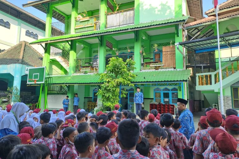 Read more about the article PERINGATI MILAD JSIT KE-21, SDIT LUQMAN AL HAKIM GELAR UPACARA PERINGATAN BERSAMA SELURUH GURU DAN SISWA
