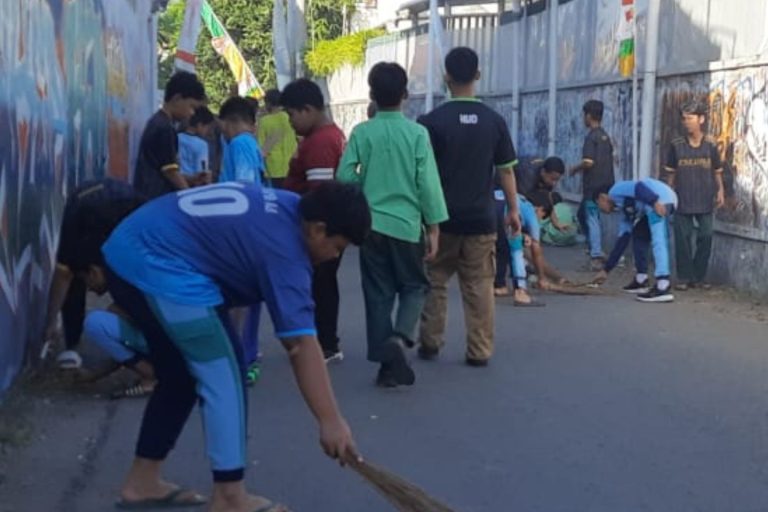 Read more about the article PROGRAM JUM’AT BERSIH RUTIN DIADAKAN UNTUK MENCAPAI ESLUHAKU BERSIH, ESLUHAKU SEHAT