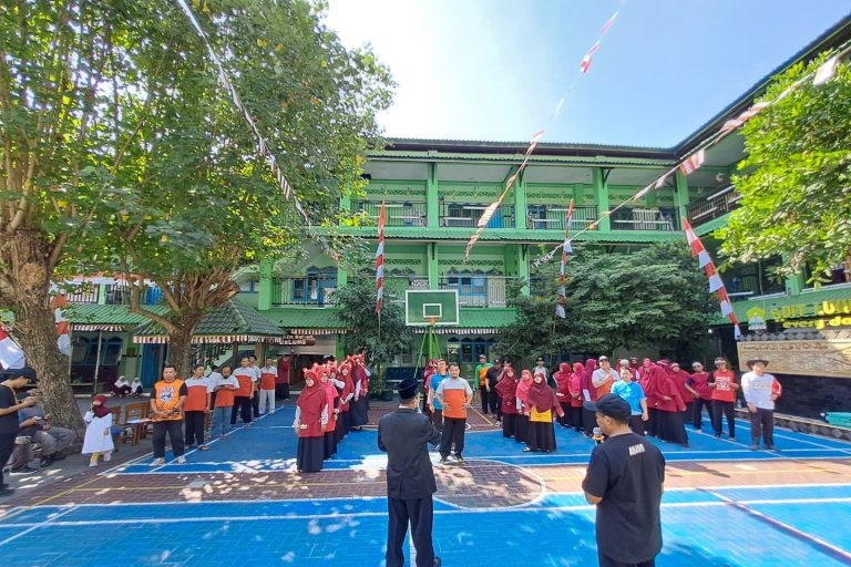 Read more about the article SEMARAKKAN MOMEN HUT RI KE-79, GURU DAN KARYAWAN SDIT LUQMAN AL HAKIM IKUTI LOMBA HIAS TUMPENG