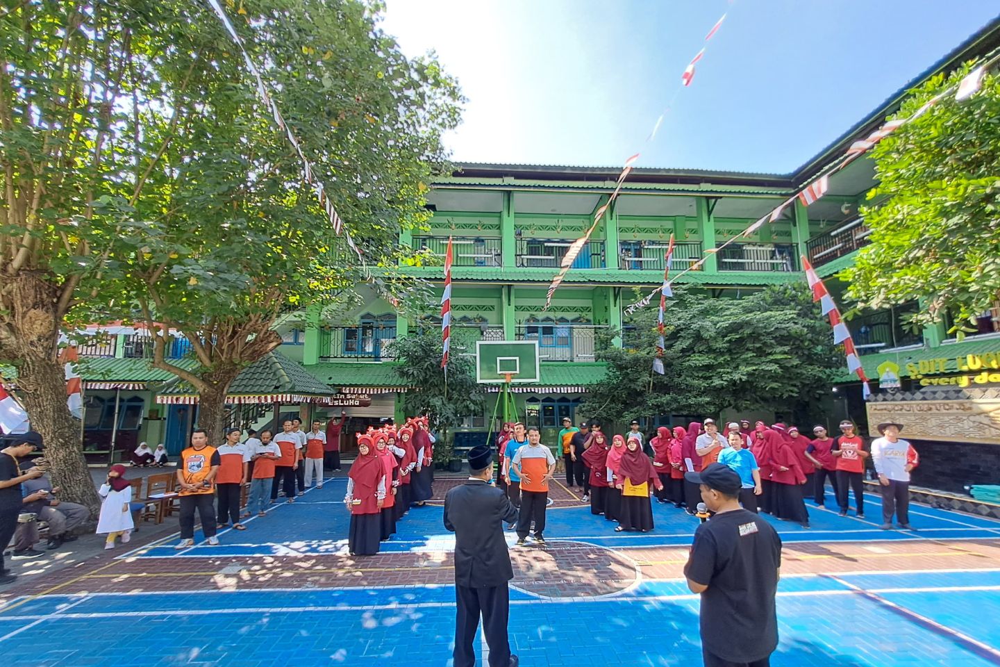 You are currently viewing SEMARAKKAN MOMEN HUT RI KE-79, GURU DAN KARYAWAN SDIT LUQMAN AL HAKIM IKUTI LOMBA HIAS TUMPENG