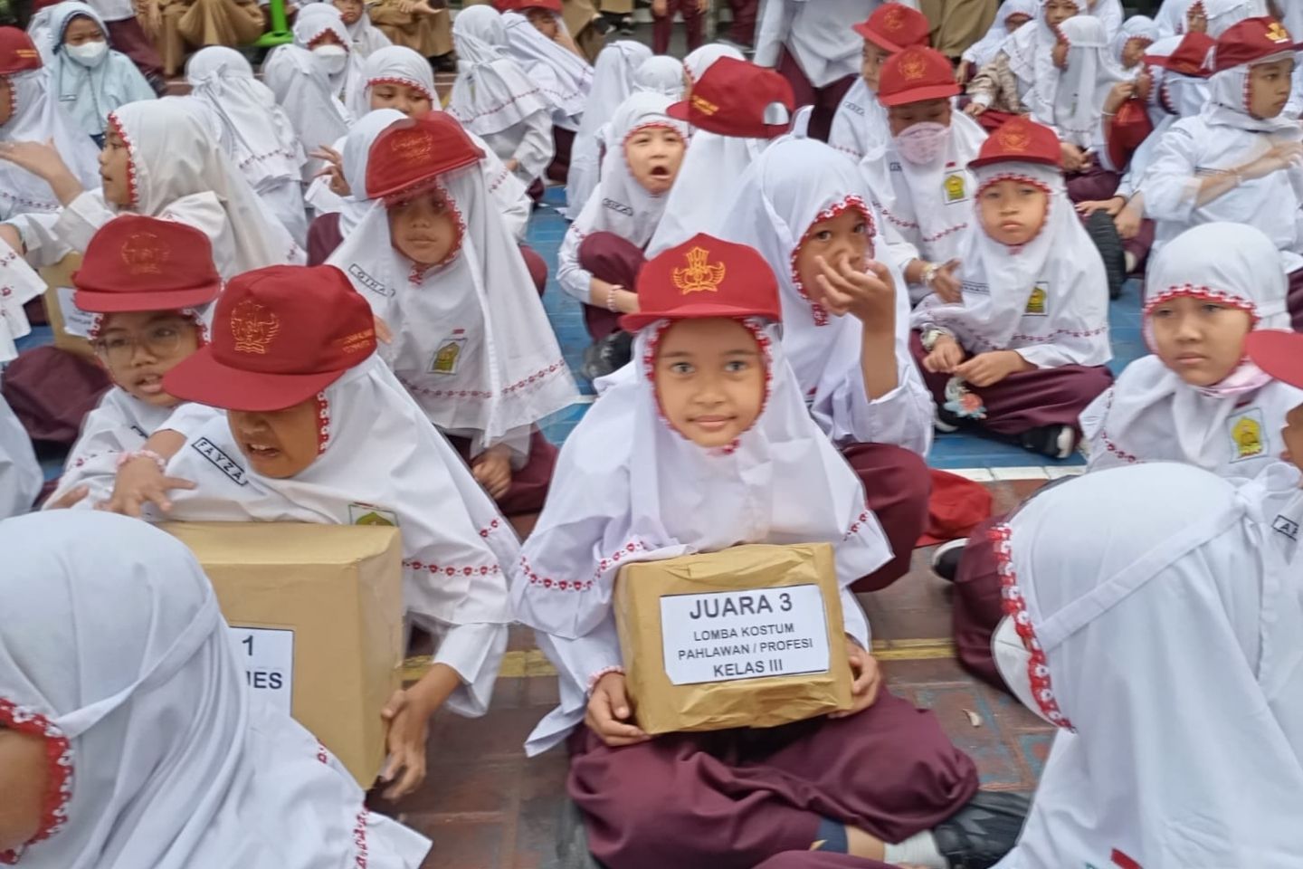 You are currently viewing EUFORIA KEGEMBIRAAN WARNAI PEMBAGIAN HADIAH LOMBA PERINGATAN HUT RI KE-79 DI SDIT LUQMAN AL HAKIM YOGYAKARTA