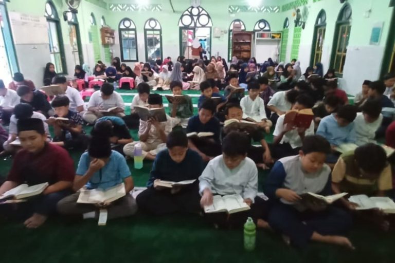 Read more about the article KELAS VI SDIT LUQMAN AL HAKIM ADAKAN MABIT (MALAM BINA IMAN DAN TAQWA) DI AWAL SEMESTER I