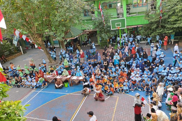 Read more about the article SAMBUT HUT RI KE-79, SDIT LUQMAN AL HAKIM MERIAHKAN DENGAN SEMARAK LOMBA 17 AGUSTUSAN UNTUK SISWA