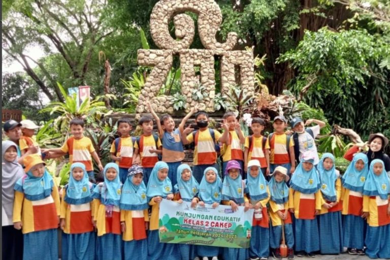 Read more about the article KUNJUNGAN EDUKATIF KELAS II, BELAJAR MENJADI SAHABAT SATWA