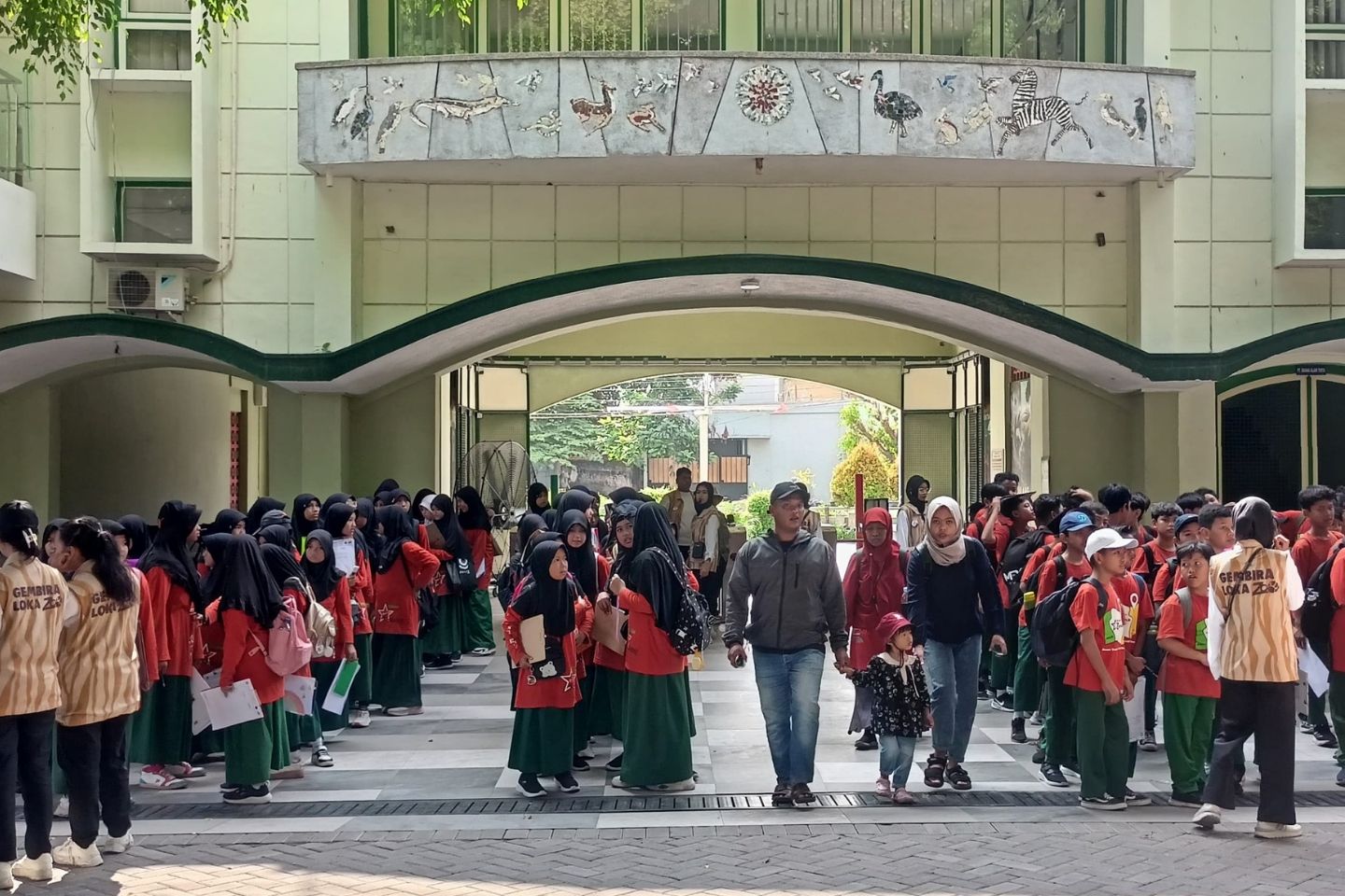 You are currently viewing GEMBIRA LOKA ZOO, JADI PILIHAN LOKASI EDUKASI KONSERVASI EX-SITU PADA KUNJUNGAN EDUKATIF PARALEL KELAS VI