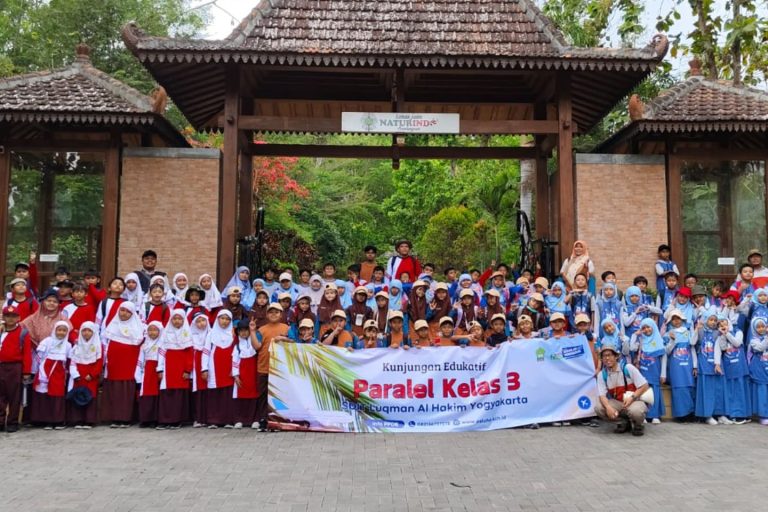 Read more about the article TERNYATA JAMU ITU ENAK! KELAS 3 SDIT LUQMAN AL HAKIM AJAK SISWA KUNJUNGI TAMAN JAMU NATURINDO DI KULONPROGO