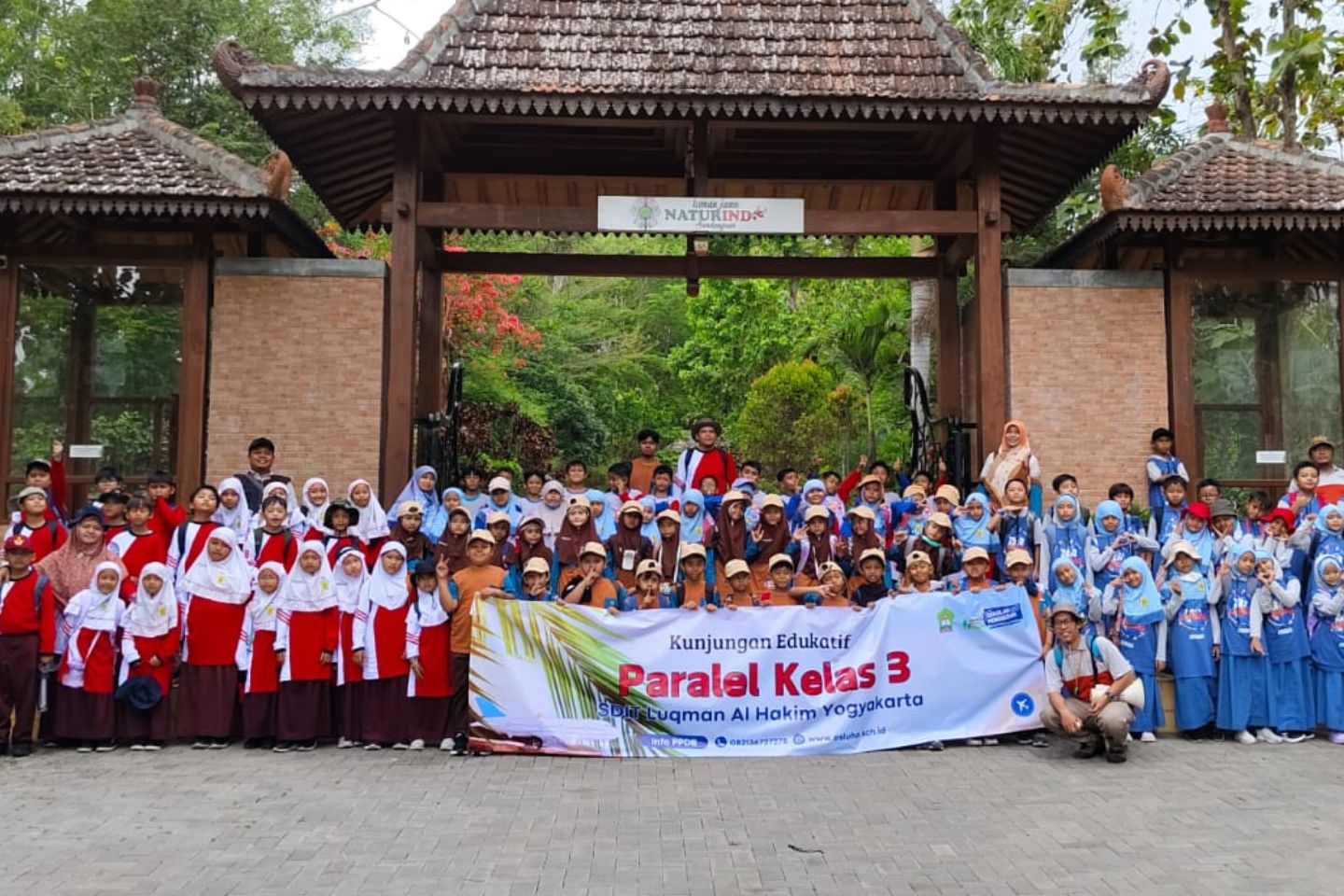 You are currently viewing TERNYATA JAMU ITU ENAK! KELAS 3 SDIT LUQMAN AL HAKIM AJAK SISWA KUNJUNGI TAMAN JAMU NATURINDO DI KULONPROGO