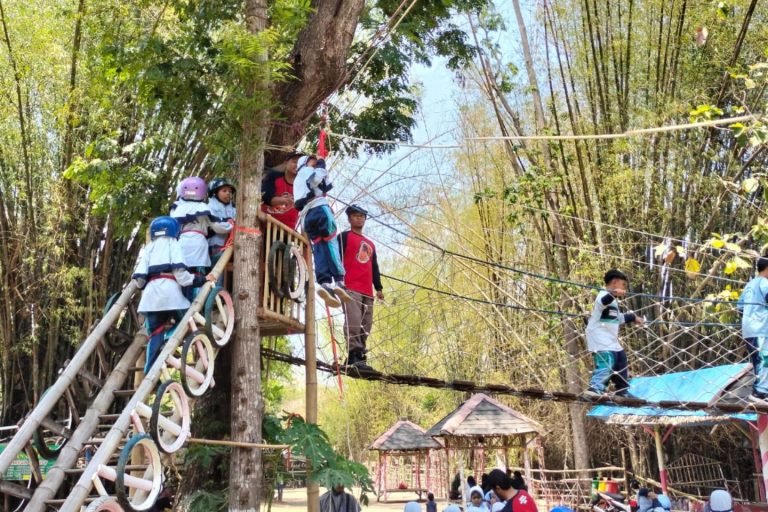 Read more about the article KEGIATAN OUTBOUND KELAS II SDIT LUQMAN AL HAKIM: MENGASAH KEBERANIAN DALAM MENGHADAPI TANTANGAN
