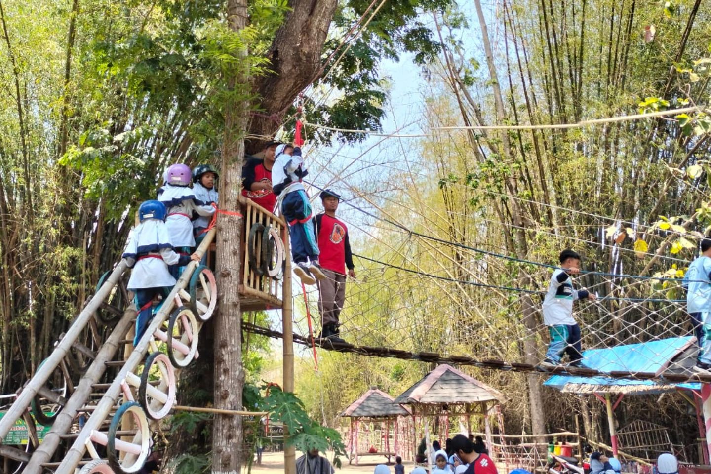 You are currently viewing KEGIATAN OUTBOUND KELAS II SDIT LUQMAN AL HAKIM: MENGASAH KEBERANIAN DALAM MENGHADAPI TANTANGAN