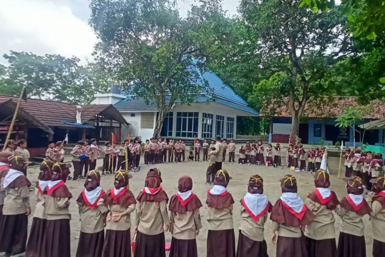 Read more about the article PERKEMAHAN JUMAT SABTU (PERJUSA) KELAS III : KEMAH PERTAMAKU YANG SERU DAN MENYENANGKAN