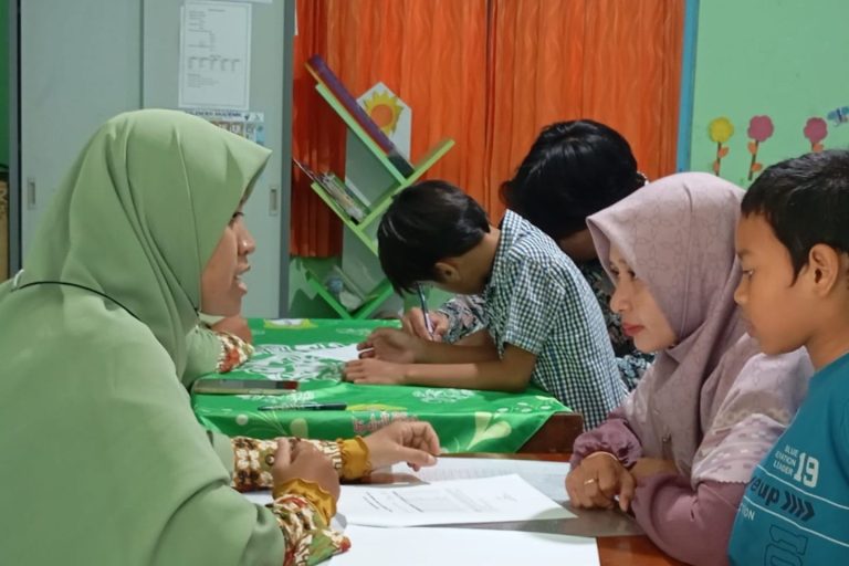 Read more about the article AKHIRI KEGIATAN BELAJAR MENGAJAR SEMESTER I TP 2024/2025, SDIT LUQMAN AL HAKIM BAGIKAN RAPOR HASIL BELAJAR SISWA