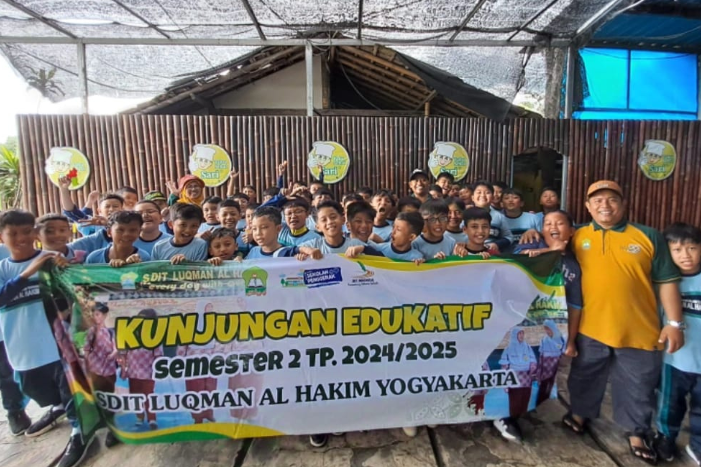 You are currently viewing KUNJUNGAN EDUKATIF KELAS 4: MENENGOK PEMBUATAN TAHU LANGGANAN CHEF JUNA DI TAHU SEHAT SARI KLATEN