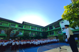 Read more about the article LIBUR SEMESTER I TELAH USAI, SDIT LUQMAN AL HAKIM ADAKAN UPACARA DAN SAMBUT SISWA DI HARI PERTAMA MASUK SEKOLAH