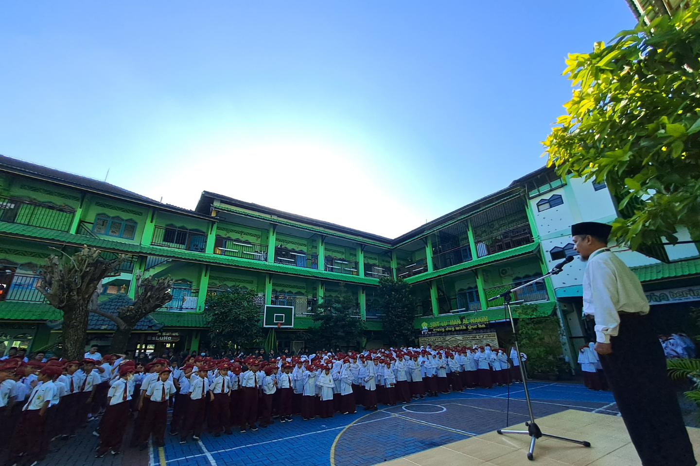 You are currently viewing LIBUR SEMESTER I TELAH USAI, SDIT LUQMAN AL HAKIM ADAKAN UPACARA DAN SAMBUT SISWA DI HARI PERTAMA MASUK SEKOLAH