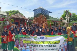 Read more about the article KUNJUNGAN EDUKATIF MAKANAN SEHAT: SISWA KELAS VI KUNJUNGI PABRIK TAHU SEHAT SARI, KLATEN