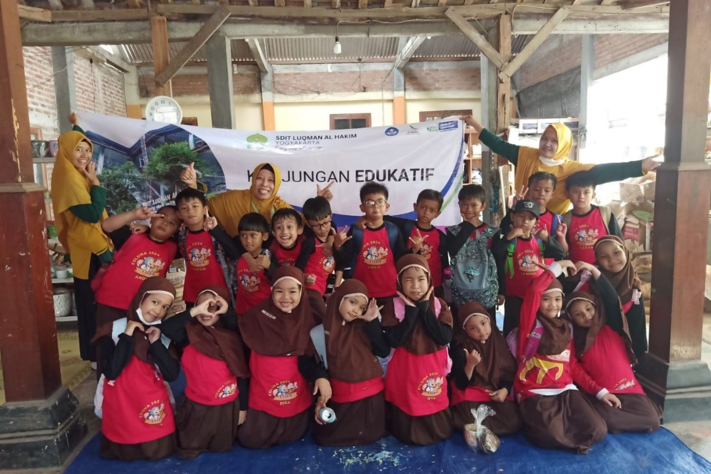 You are currently viewing KUNJUNGAN EDUKATIF: SISWA KELAS 1 SDIT LUQMAN AL HAKIM MENGAPLIKASIKAN KREATIVITAS DENGAN MEMBUAT GERABAH