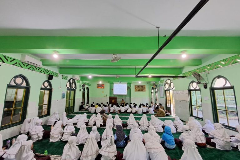Read more about the article EKSTRAKURIKULER PESANTREN TAHFIDZ TINGKATKAN SEMANGAT SISWA DALAM MENGHAFAL AL QUR’AN