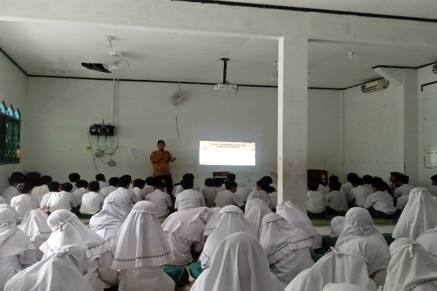 You are currently viewing GERAKAN LITERASI SEKOLAH: KEGIATAN POJOK KISAH EDISI TERAKHIR, BELAJAR PADA KYAI AHMAD DAHLAN