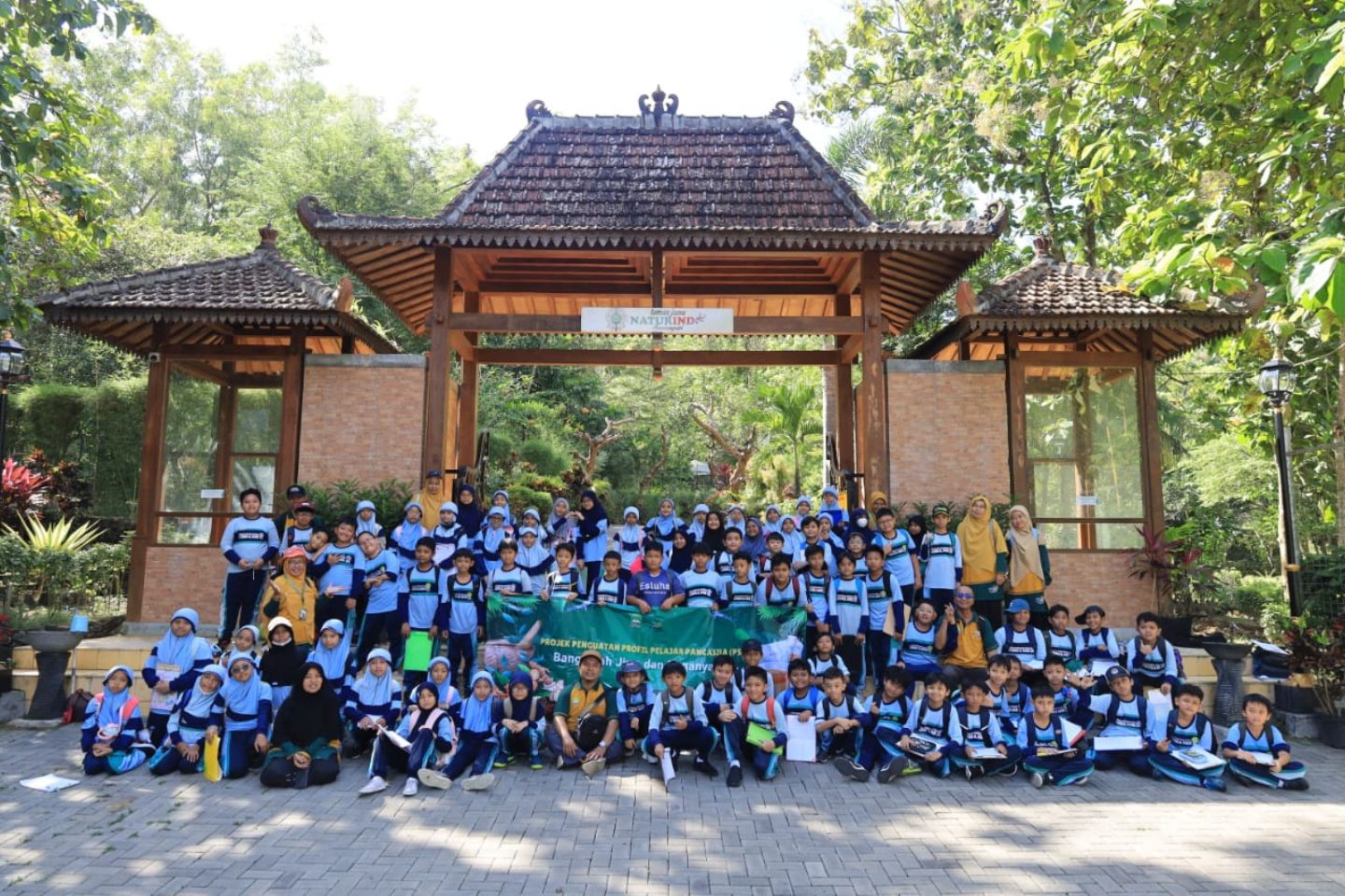 You are currently viewing Serunya Siswa Kelas 4 SDIT Luqman Al Hakim Jelajahi Taman Jamu Naturindo Kulonprogo