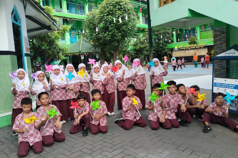 Read more about the article PROJEK PENGUATAN PROFIL PELAJAR PANCASILA (P5) KELAS II SDIT LUQMAN AL HAKIM, “AKU SUKA DOLANAN TRADISIONAL”