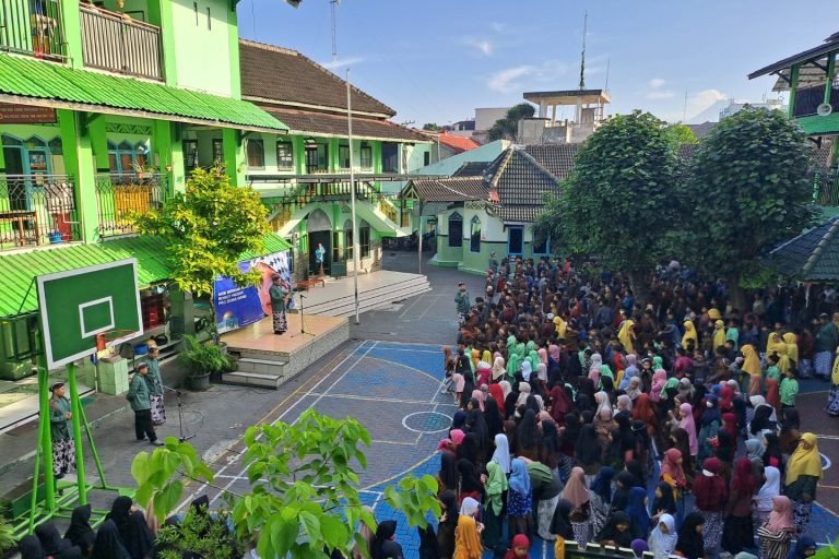 Read more about the article SDIT  Luqman Al Hakim Yogyakarta Gelar Apel Pagi Peringati Hardiknas 2025 dan Laksanakan Jumat Bersih