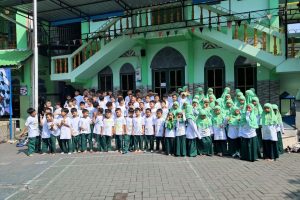 Read more about the article KELAS I SDIT LUQMAN AL HAKIM BELAJAR MENCINTAI BUDAYA DAN ALAM LEWAT PROYEK ECOPOUNDING