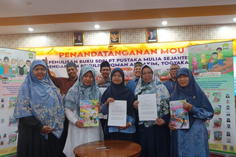 Read more about the article TIM PENULIS LUQMAN AL HAKIM TANDA TANGAN MOU DENGAN PT PUSTAKA MULIA UNTUK PENULISAN BUKU SEKOLAH DASAR BERNUANSA ISLAMI