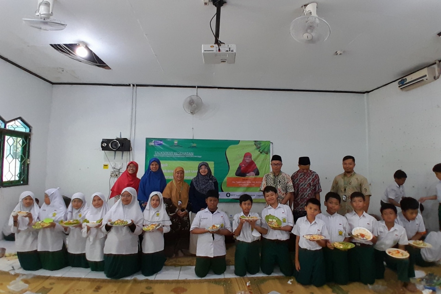You are currently viewing PEMBELAJARAN TEORI DAN PRAKTEK MEMBUAT MAKANAN SEHAT JADI PROGRAM PENGUATAN PROFIL PELAJAR PANCASILA (P5) SISWA PARALEL KELAS V
