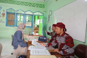 Read more about the article Rapotan SDIT Luqman Al Hakim Timoho Dimeriahkan Bazar dan Aksi Peduli Lingkungan