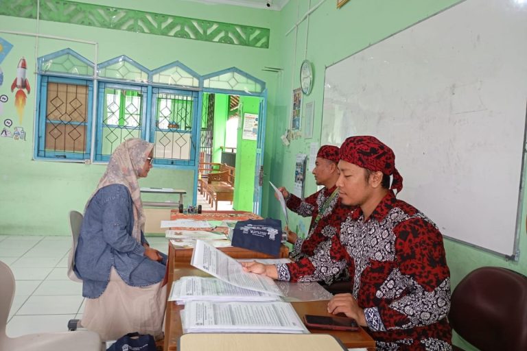 Read more about the article Rapotan SDIT Luqman Al Hakim Timoho Dimeriahkan Bazar dan Aksi Peduli Lingkungan