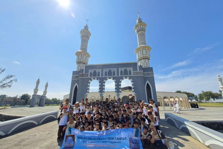 Read more about the article Rihlah Religi SDIT Luqman Al Hakim Yogyakarta: Serunya Menapak Jejak Iman dan Keceriaan Bersama