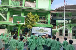 Read more about the article “Jum’at Resik”: Wujud Nyata Kepedulian terhadap Lingkungan Sekolah