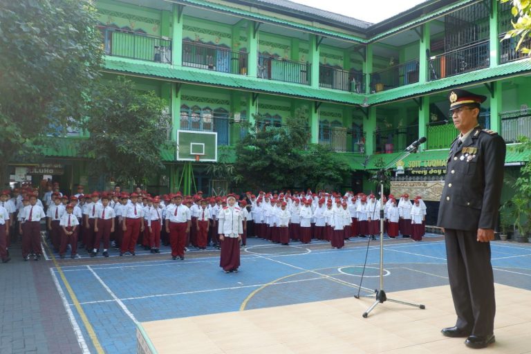 Read more about the article SDIT Luqman Al Hakim Gelar Upacara HUT RI ke-80, Polsek Umbulharjo Tekankan Makna Kemerdekaan